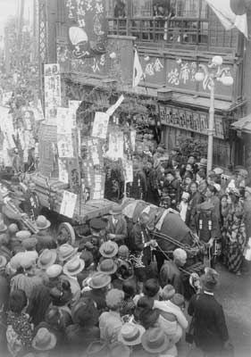 The Daibonsho Bell on its way to Honsen-ji Temple (Picture provided by Mr. Iijima, a resident of Shinagawa)